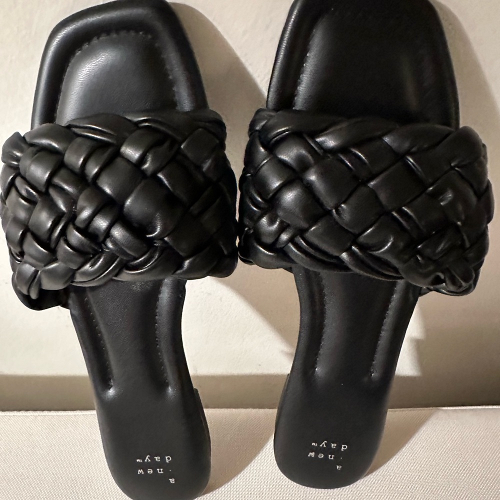 Never worn, cute woven slides.
